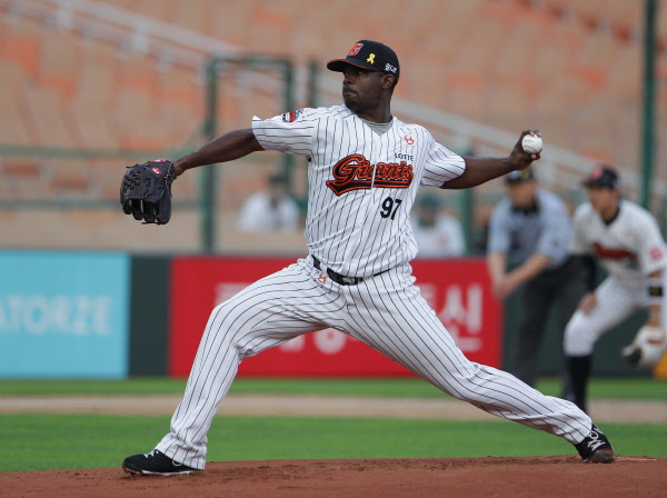 선발 출장한 유먼선수의 역투